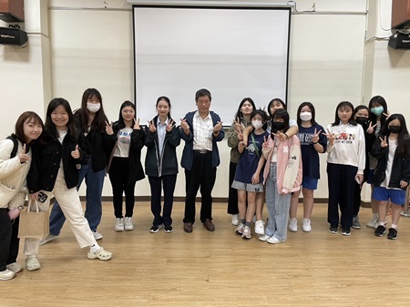 學務長與表現優異學生合影