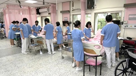 康寧大學的南丁格爾實驗室，護理科學生正接受專業訓練-取自公共電視網路新聞