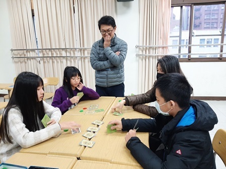 老師於活動中引導同學解決問題