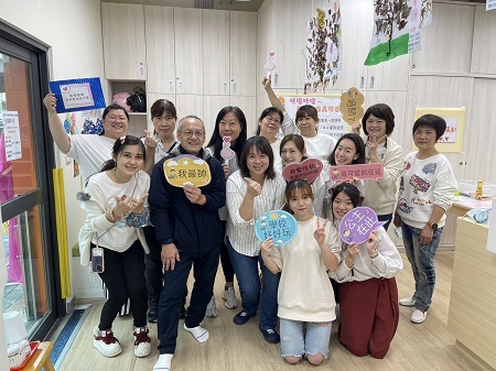 幼兒園師生家長合影
