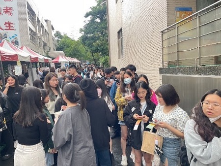 現場人潮絡繹不絕熱烈參與徵才活動