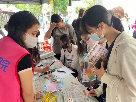 學生至企業攤位詢問就業訊息
