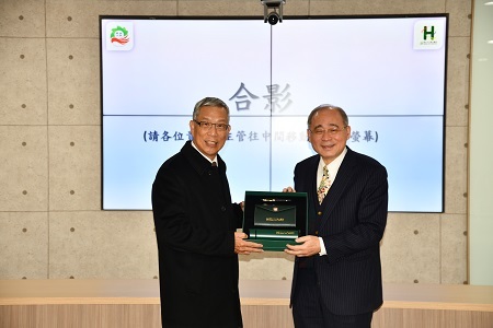 康寧大學陳校長與北市聯醫蕭總院長交換紀念品