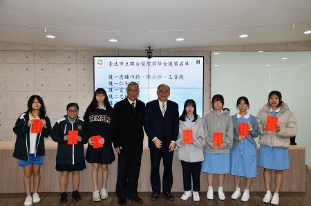 獲獎同學與陳校長及蕭總院長合影