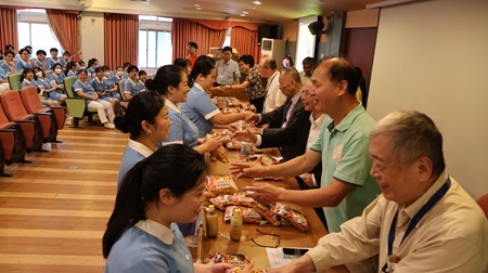 康寧大學吳慶堂董事長、吳清基前部長送給參加國考專技畢業生「金榜題名乖乖」並祝旗開得勝!