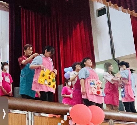 主任及老師親自為同學加裙