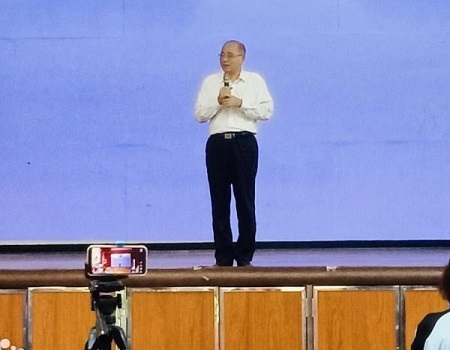 校長致詞並期勉幼保科學生繼續努力