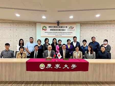 與會人員共同見證重要的一刻並合影