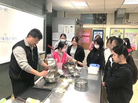 我是小小總鋪師，於專業教室體驗製作「菊花小西點」