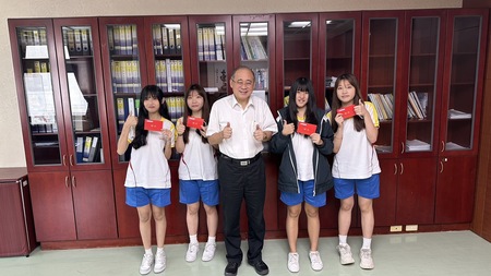 校長親自頒獎，表揚優異學生