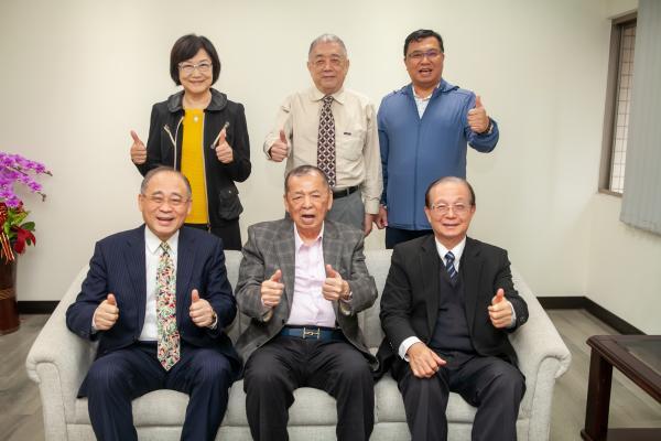 吳慶堂董事長、陳清溪校長與各董事合影