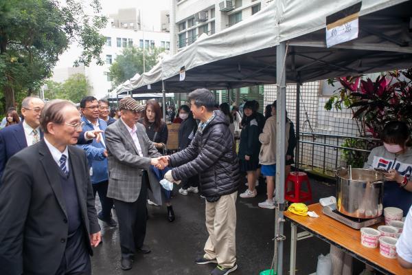 陳清溪校長攜與會貴賓參觀校園