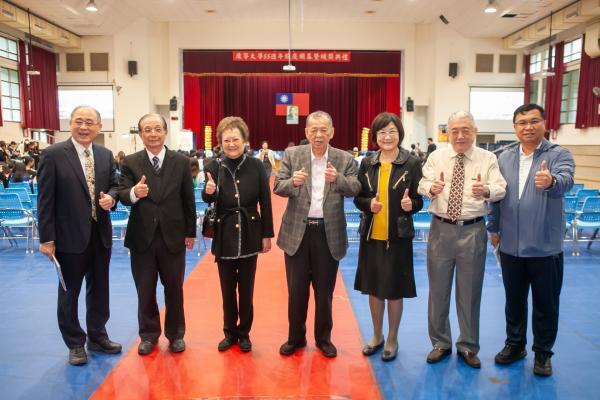 吳慶堂董事長、陳清溪校長與貴賓、同仁合影
