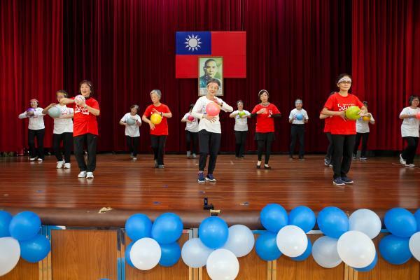 94歲的碧玉奶奶帶領所有長輩表演
