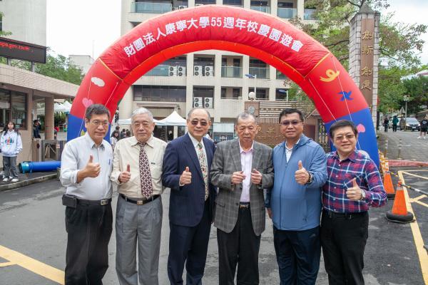 吳慶堂董事長、陳清溪校長與貴賓、同仁合影