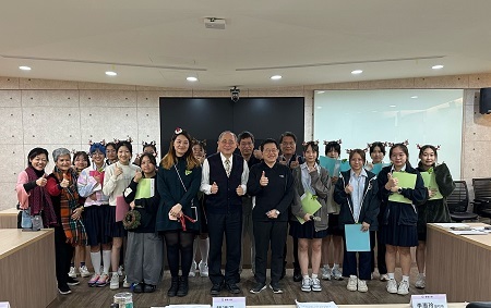 陳校長及主管與快閃合唱團成員合影