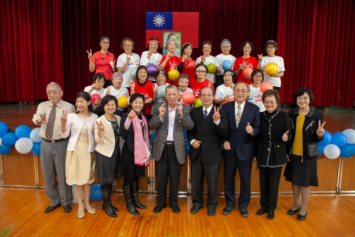表演長者與吳董事長及校長等同仁合影